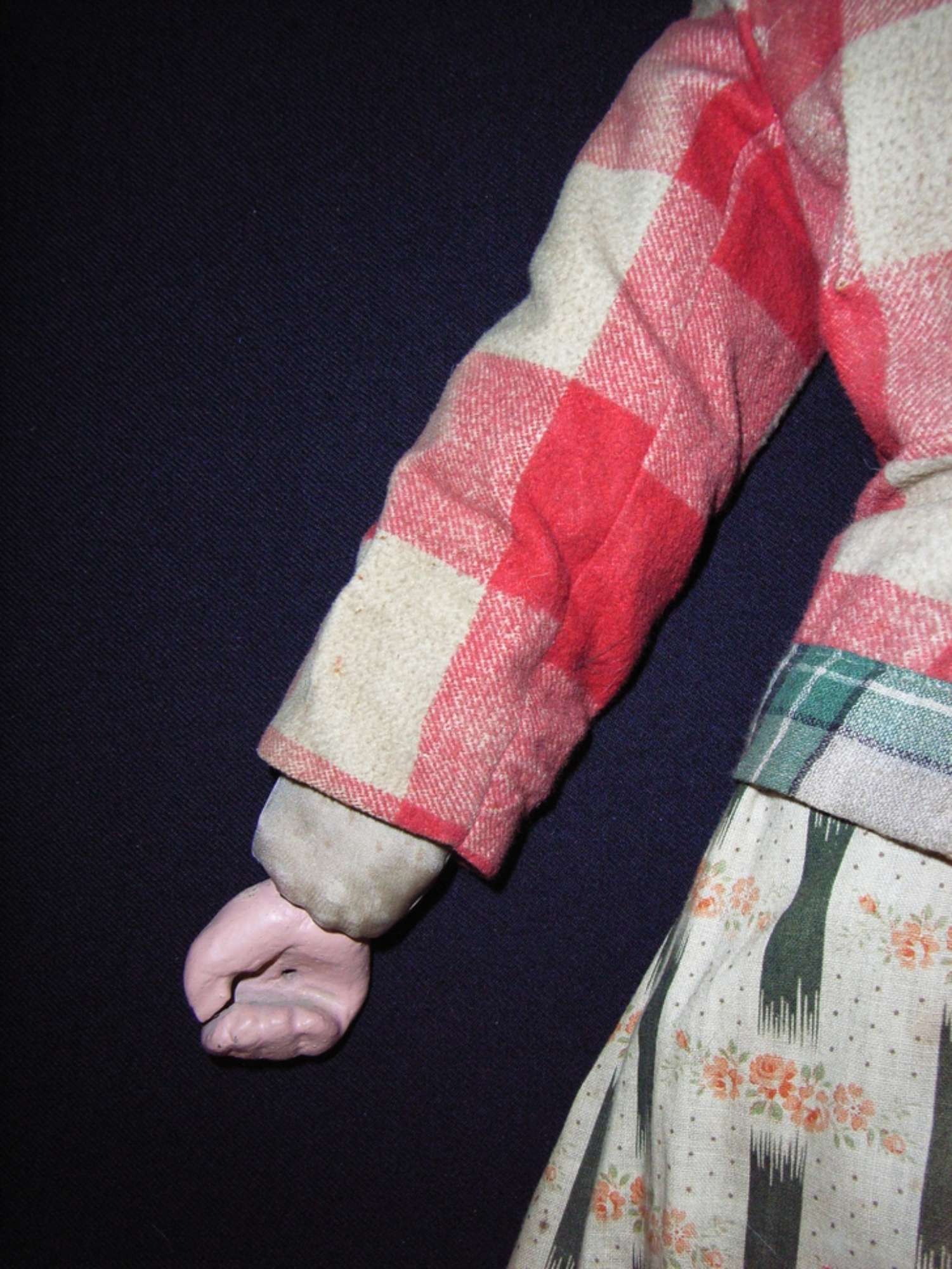 Particolare della manica destra dopo il restauro